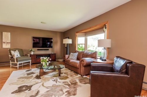 2133 Johnson Pl, North Bellmore, NY 11710-3505