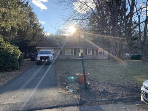 148 Meeting House Ln, Gales Ferry, CT 06339-1732