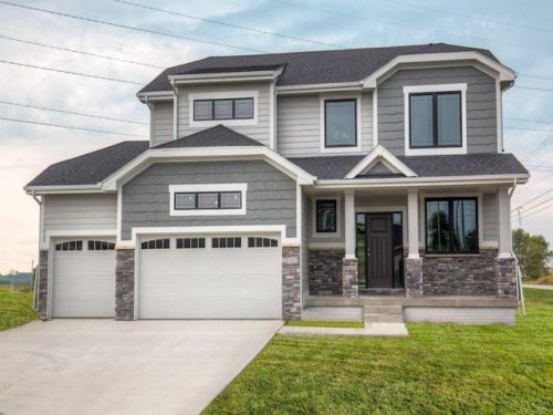 2702 Shady Lane Dr, Norwalk, IA 50211