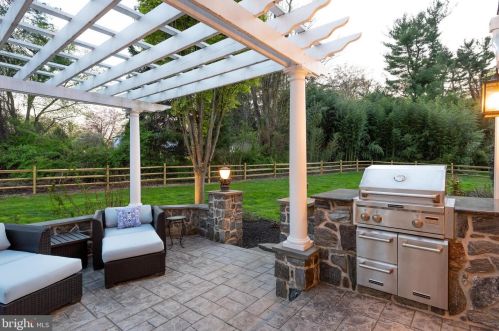 466 Black Swan Ln, Berwyn PA  19312-1908 exterior