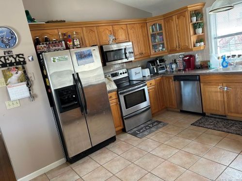 78 Cleone Dr, Waterbury, CT 06706-2706