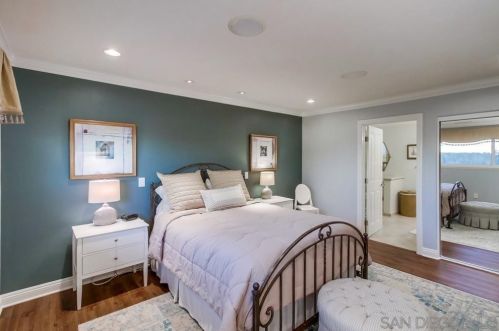 7060 Dennison St, San Diego CA 92122-2431 exterior