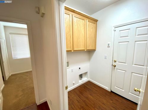 10101 Atkins Dr, Elk Grove CA 95757-4319 exterior