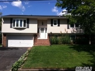 5 Ireland Pl, Copiague, NY 11726-4109