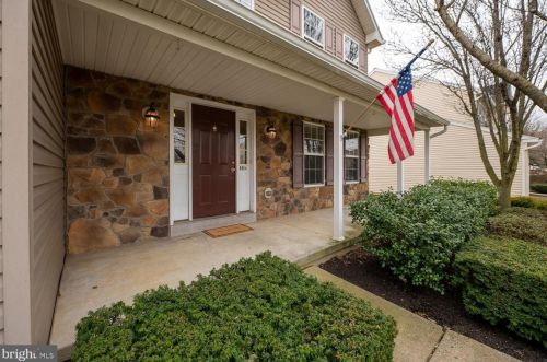 6864 Scenic View Dr, Macungie, PA 18062-2122