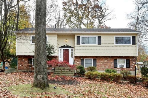 8 Onderdonk Rd, Airmont, NY 10901-1706