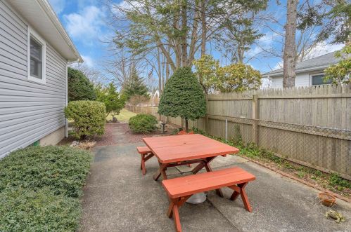 538 5 St, Elwood NY  11731-2105 exterior