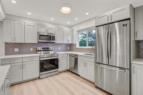 256 Candycane Ln, Naples, FL 34112-5129