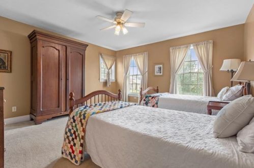 49 Blueberry Ln, Grove City PA  16127-4675 exterior