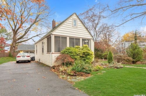 544 Lombardy Blvd, Brightwaters, NY 11718-1010
