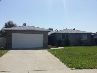 16 Saint Marie Cir, Sacramento, CA 95823-3744
