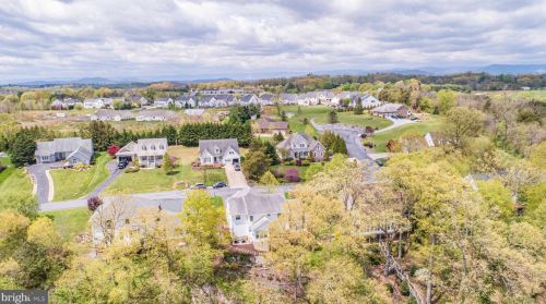 160 Manor Dr, Edinburg VA  22824-3579 exterior