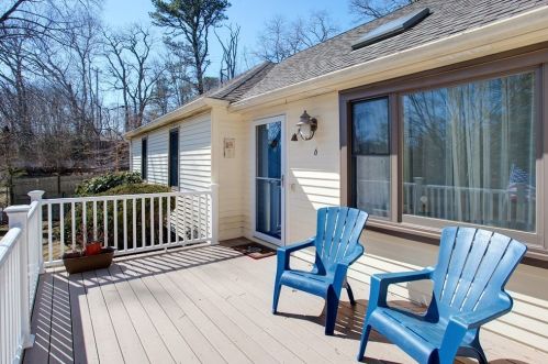 6 Poplar Dr, Mashpee MA 02649-2064 exterior