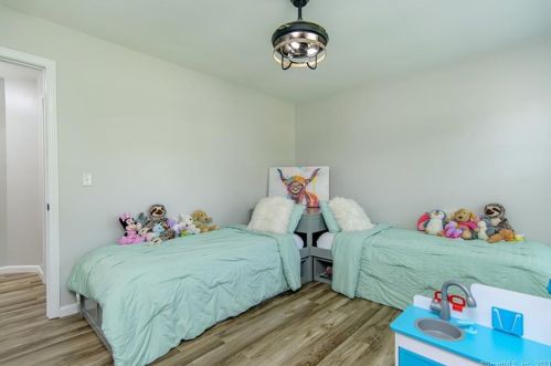 15 Bartlett Meadow Dr, Killingly CT  06241-1847 exterior