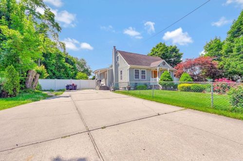 86 Glenmore Ave, Central Islip NY  11722-1913 exterior