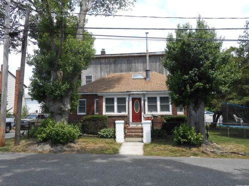 319 Manhasset St, Islip Terrace, NY 11752-2520