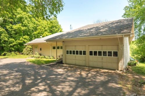208 Duncaster Rd, Bloomfield, CT 06002-1110