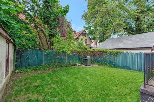 380 Summit Ave, Mount Vernon NY  10552-2206 exterior