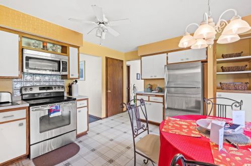 17920 Beres Rd, Waukesha, WI 53146-4615