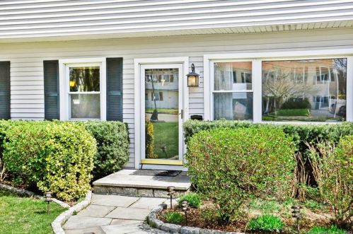 7 Hearthstone Ct, Stamford, CT 06902-4307