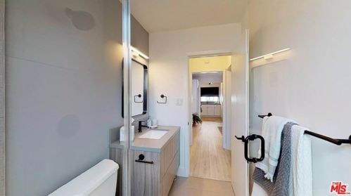 14222 Calvert St, Van Nuys CA 91411-2815 exterior