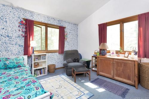 27 Bridge Rd, Upper Stepney CT  06468-2928 exterior