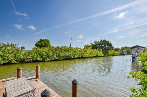 525 Treviso Dr, Ruskin, FL 33572-2124