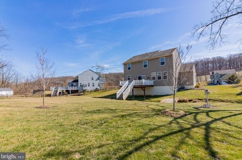 303 8th Ave, Parkesburg PA  19365-1359 exterior