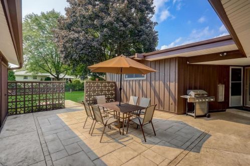 5237 20th St, Milwaukee WI 53233-2548 exterior