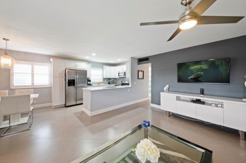 5 Seville A, Delray Beach FL  33446-2116 exterior