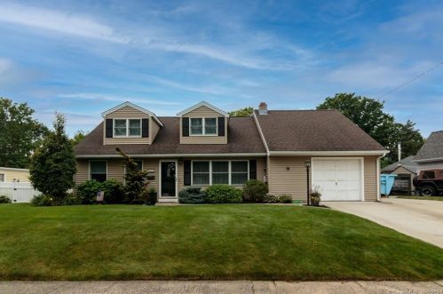 28 Valery Ct, Milford, CT 06461-1911