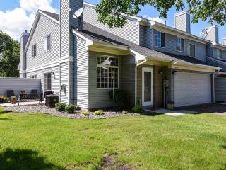 1875 Donegal Dr, Saint Paul, MN 55125-3337