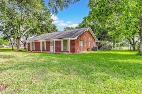 1416 Woody Ln, Sealy, TX 77474-8726
