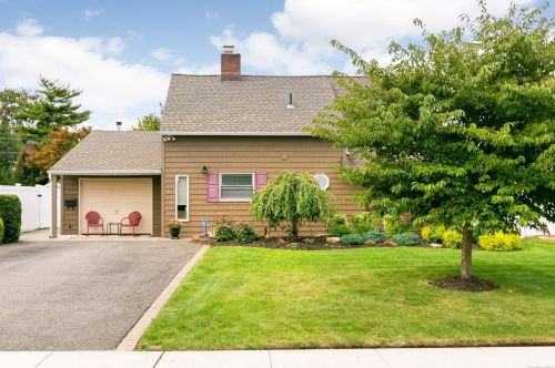 20 Wildwood Ln, North Wantagh, NY 11793-1215