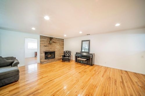 1724 Lake Shore Dr, Fort Worth, TX 76103-1517