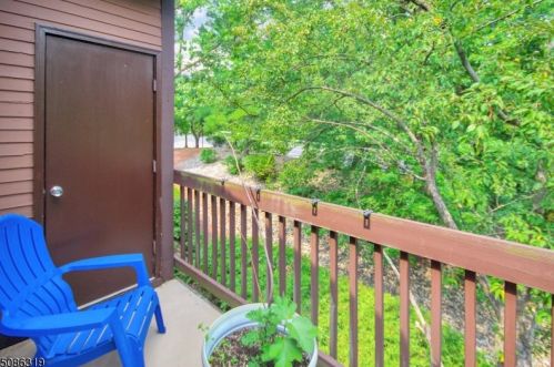 2 Meadowview Dr, Annandale NJ  08801-1516 exterior