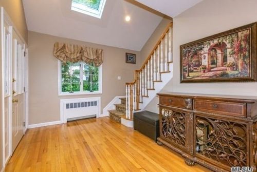 105 Myrtle Dr, Great Neck, NY 11021-1805