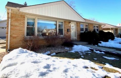 2551 89th St, Milwaukee, WI 53226-1805