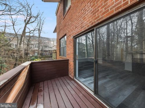 1667 Bachan Ct, Herndon VA  20190-4406 exterior