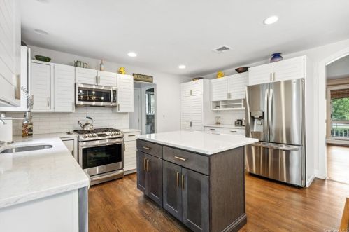 2 Old Farm Ct, West Nyack NY  10994-1210 exterior