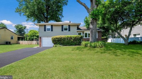 2020 Carlson Dr, Willow Grove, PA 19090-2209