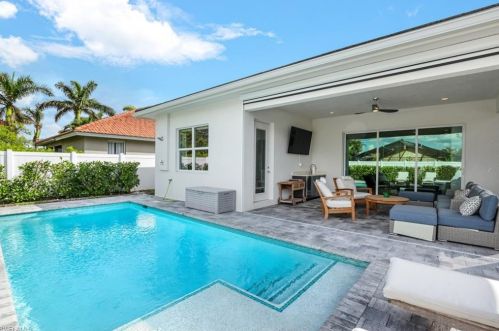 693 105th Ave, Naples, FL 34108-1839