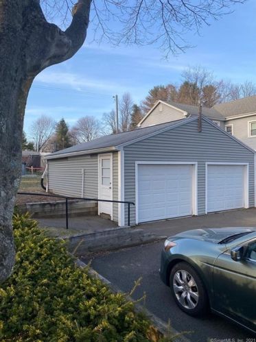 1 Hotchkiss St, Kensington CT  06037-2120 exterior