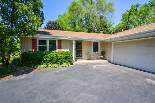 1028 Burrie Ln, Waukesha, WI 53188-5546