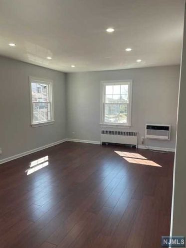 273 9th St, Palisades Park NJ  07650-4018 exterior