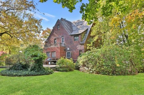 41 Glenmore Dr, New Rochelle NY  10801-3101 exterior