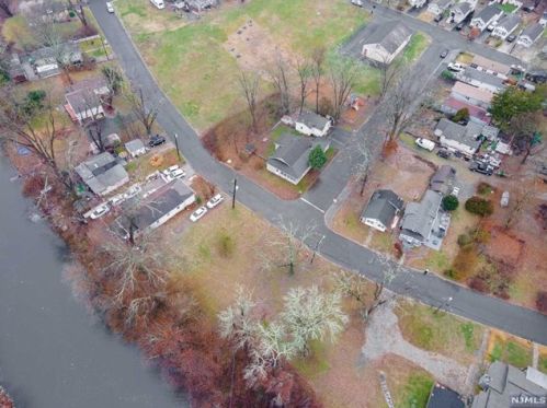 33 Riverside Dr, Oakland NJ  07436-1405 exterior
