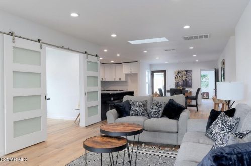 14363 Collins St, Van Nuys CA 91316-1030 exterior