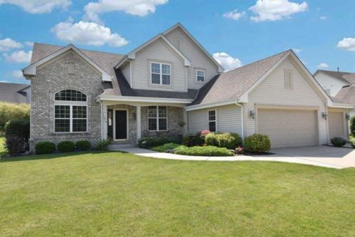 1679 Hunter Rd, Waukesha, WI 53189-8220