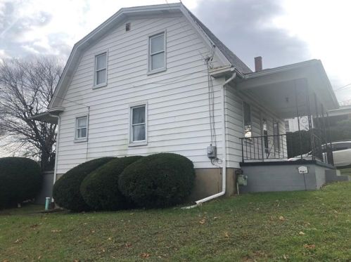 8 Beaver Rd, Jeannette, PA 15644-3116